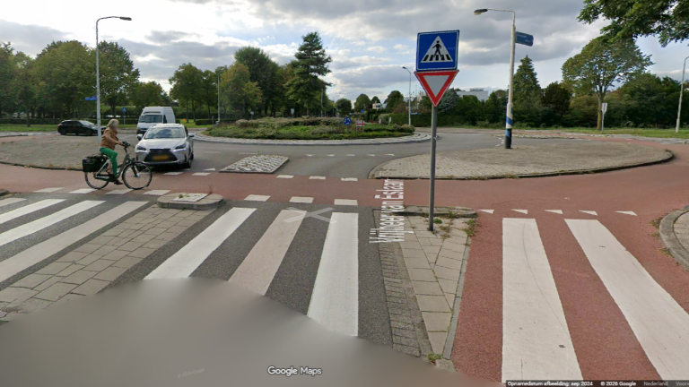 Fietser neemt rotonde verkeerd om en wordt aangereden