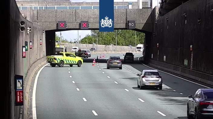 Twee rijstroken A15 afgesloten door ongeval bij tunnel