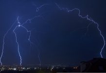 Woonboerderij brandt uit na blikseminslag