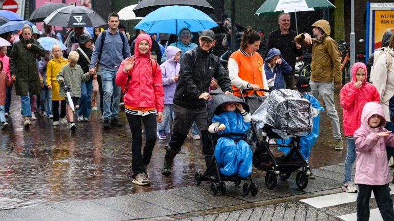 Avondvierdaagse start ondanks hevige buien