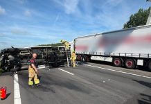Ernstig ongeluk: camper op z’n kant, inboedel op straat, snelweg dicht