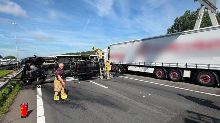 Ernstig ongeluk: camper op z’n kant, inboedel op straat, snelweg dicht