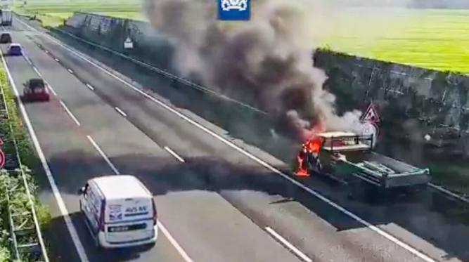Vlammen slaan uit busje op A27, verkeer wordt omgeleid
