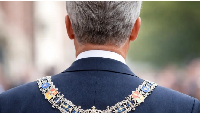 OM hield oud-burgemeester van Ambacht Herman J. met spoed aan uit angst voor kindermisbruik