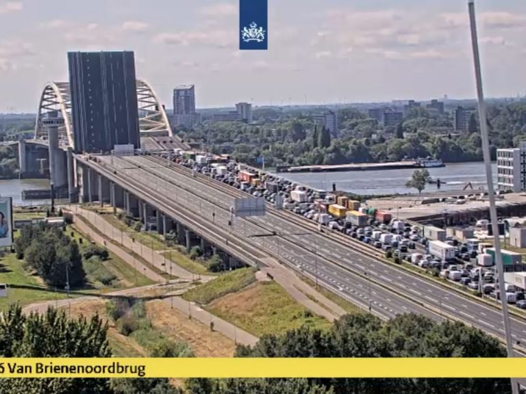 Brug dicht geweest voor verkeer door storing, enorme files op A16