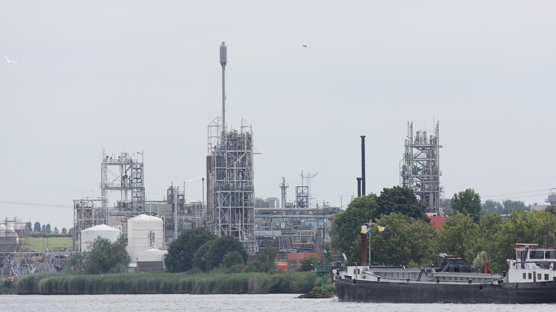 Actievoerders klimmen op dak van Chemours