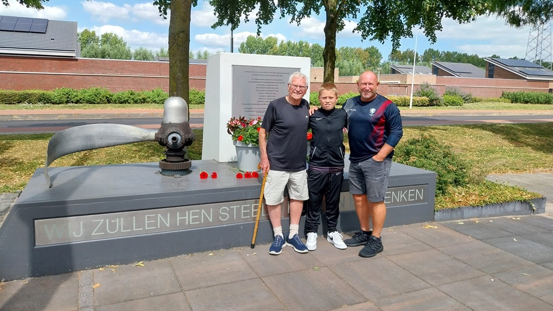 Lancaster Popeye herdacht met bezoek van familie bemanningslid
