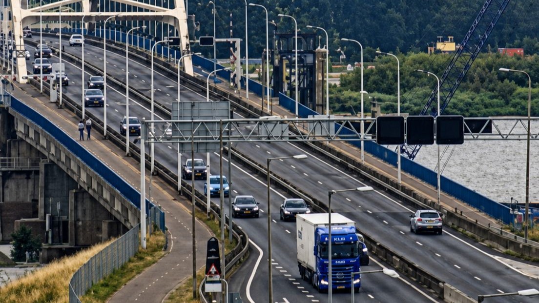 Meer dan 200 boetes voor vrachtwagens die verbod Merwedebrug overtreden
