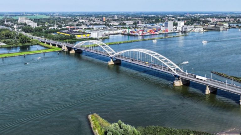 Merwedebrug (A27) bij Gorinchem dicht voor alle vrachtwagens vanwege problemen met staal: ‘Je bent uur langer bezig’