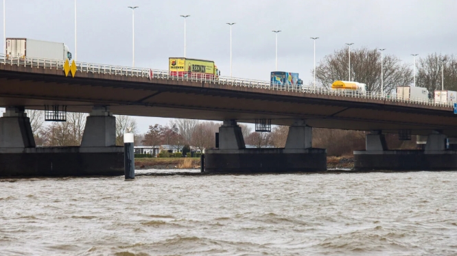 Werkzaamheden aan Moerdijkbrug, verkeer moet rekening houden met vertraging: dat is de derde brug met problemen