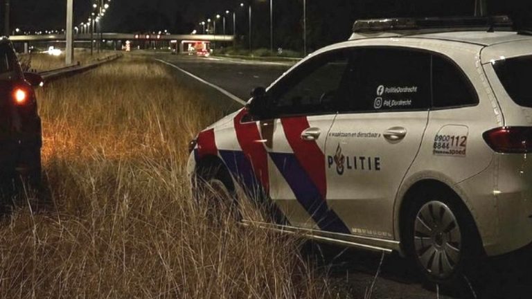 Dronken automobilist raakte meerdere keren de vangrail, reed over de middenberm en verloor linker voorband