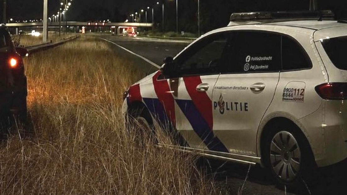Dronken automobilist raakte meerdere keren de vangrail, reed over de middenberm en verloor linker vo
