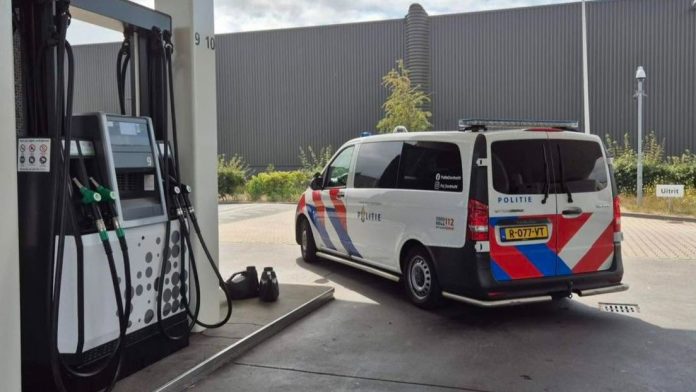 politie bij tankstation - pol ddt