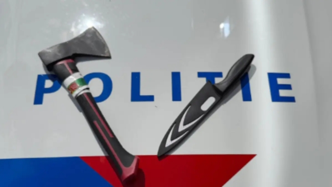 Man valt mensen lastig in centrum Dordrecht, blijkt bijl en groot mes op zak te hebben
