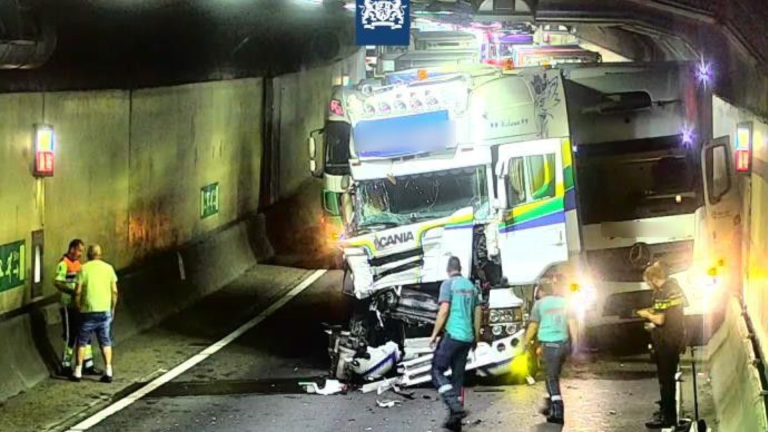 Vrachtwagens in botsing in Drechttunnel, rechterbuis voorlopig dicht