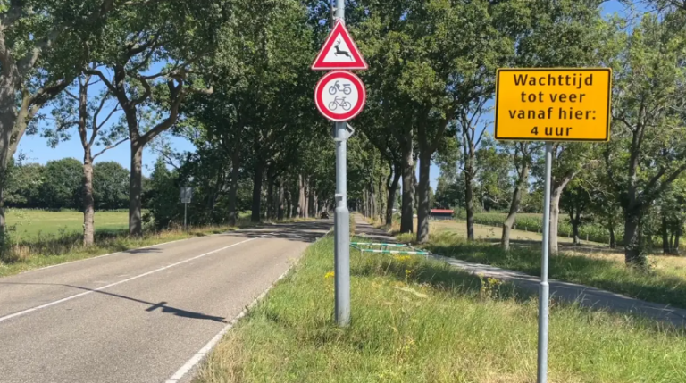 Borden met urenlange wachttijd moeten onnodige drukte bij pont voorkomen