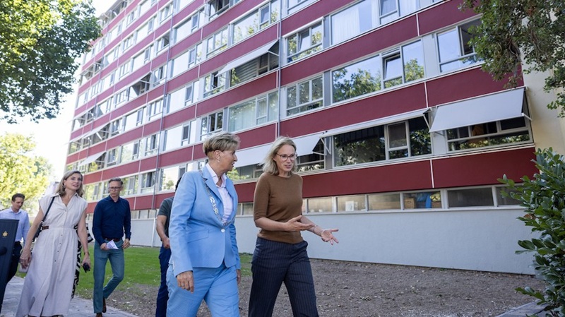 Ministers bezoeken Dordtse wijk om verduurzaming te bekijken