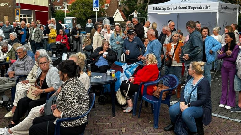 Ondanks regenvolle start wordt zomerconcert Dorpsbehoud een succes