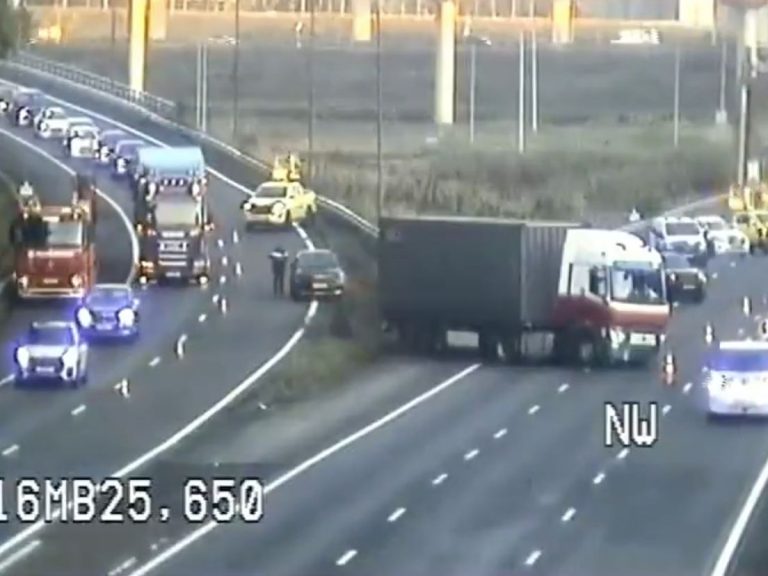 Vrachtwagen vliegt uit de bocht en blokkeert deel snelweg tijdens ochtendspits
