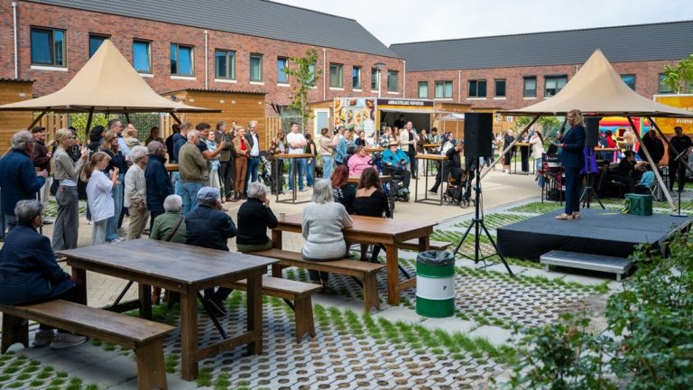 Feest in de Zorgzame Buurt in Kraaihoek-Zuid