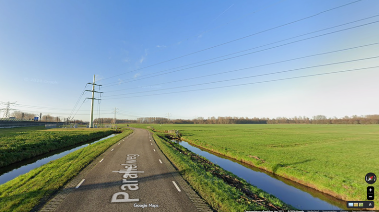Bestuurder vliegt uit de bocht, bestelbus de sloot in