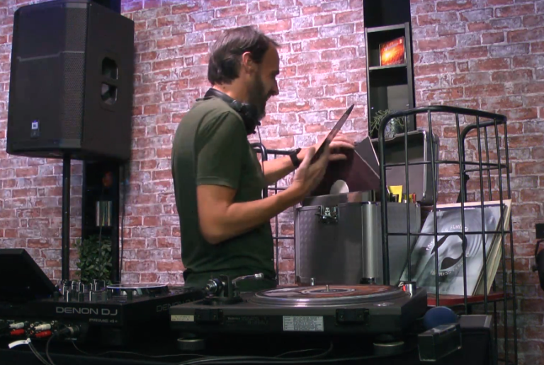 Basic Beats – Paul Henderson met echte vinylplaten!