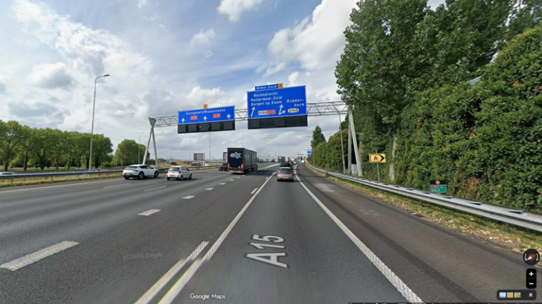Bestelbus klapt op stilstaande auto op A15, twee gewonden