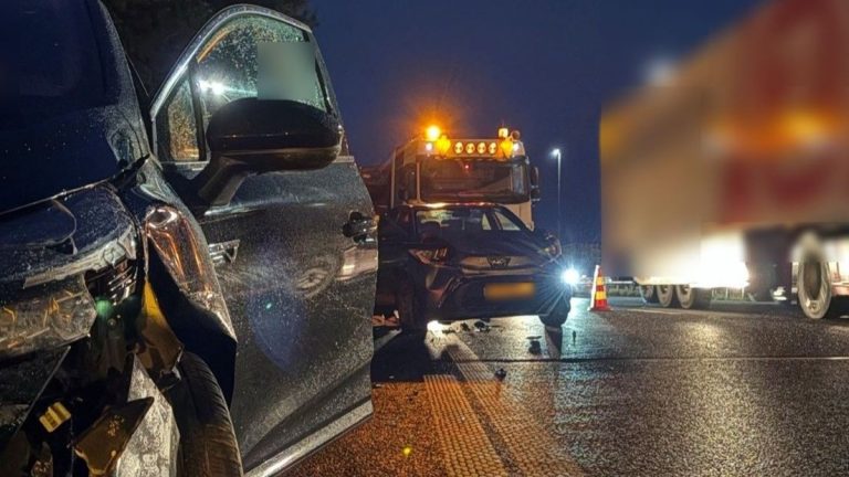 Een uur vertraging op A15 na ongeluk met twee voertuigen