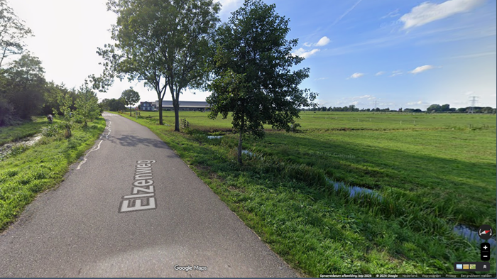 Bestuurder busje wijkt uit voor remmende voorganger en rijdt sloot in
