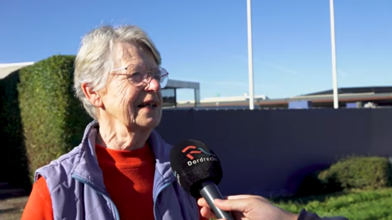 Ali (84) moet urenlang huis uit door grote brand: ‘Er kwam gitzwarte rook omhoog’ (Video)
