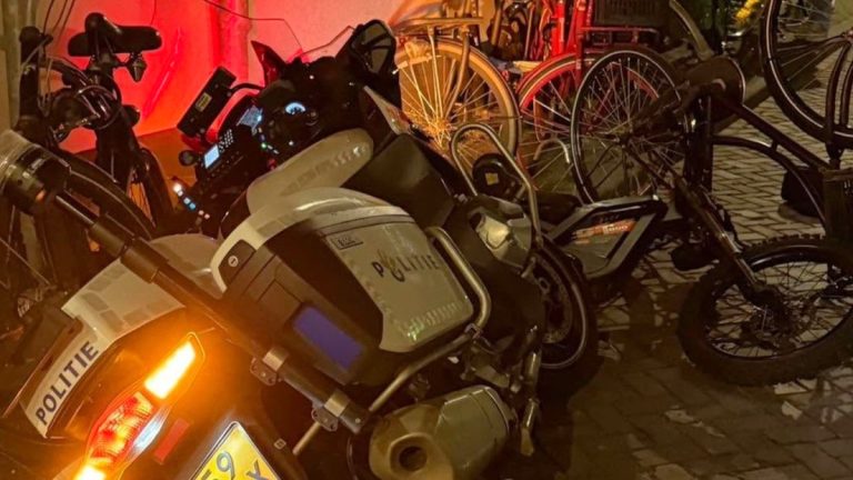 Jongens van 15 en 16 scheuren met opgevoerde fatbikes door Voorstraat en slaan op de vlucht voor politie