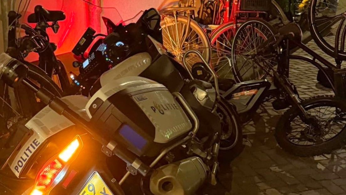 Jongens van 15 en 16 scheuren met opgevoerde fatbikes door Voorstraat en slaan op de vlucht voor pol