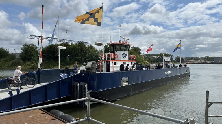 Tijdelijke ponten over de Merwede zetten 500.000e passagier over
