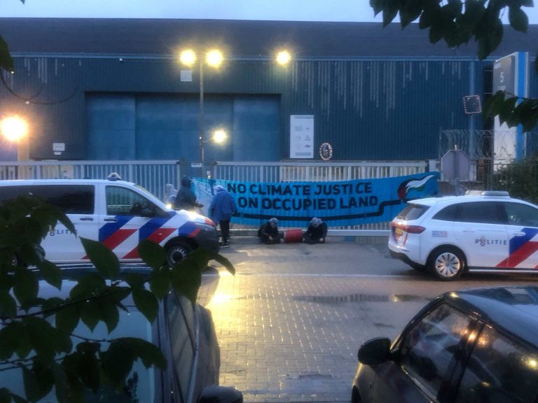 Demonstranten blokkeren Fokker-terrein: ‘Wij staan niet toe dat jullie moordwapens produceren.’