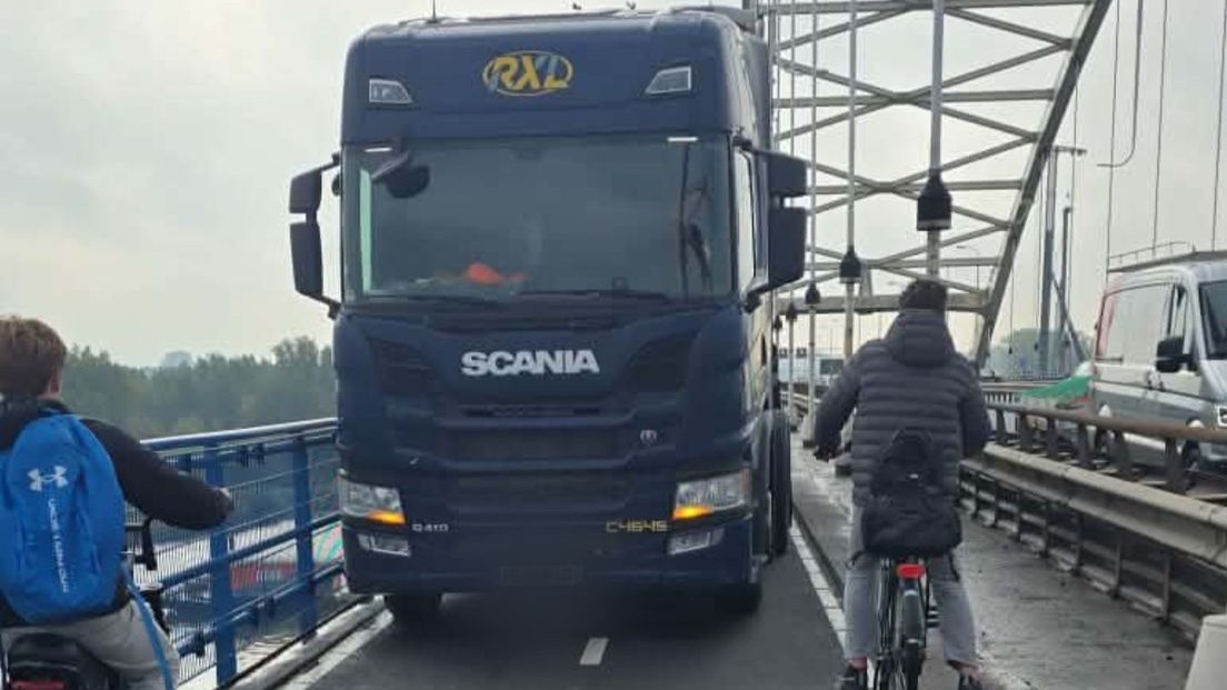 Het kan nóg gekker: vrachtwagen rijdt over fietspad Merwedebrug